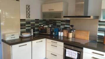 House, 3 Bedrooms | Private kitchen