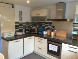 House, 3 Bedrooms | Private kitchen | Full-size fridge, microwave, oven, stovetop