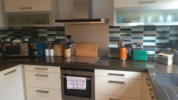 House, 3 Bedrooms | Private kitchen | Full-size fridge, microwave, oven, stovetop