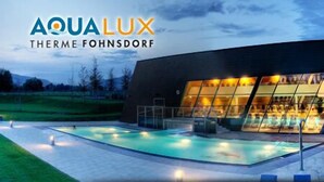 En moderne bygning med pool og loungeområde.