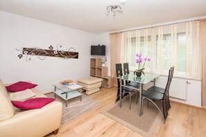 Apartamento, 1 habitación | Zona de estar | Una televisión de pantalla plana