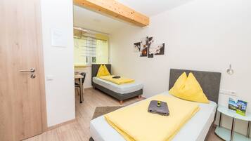 Tomannsrom – standard, 2 enkeltsenger | Sengetøy av topp kvalitet, minibar og skrivebord