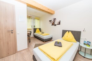 Habitación estándar con 2 camas individuales, 2 camas individuales | Ropa de cama de alta calidad, minibar y escritorio 
