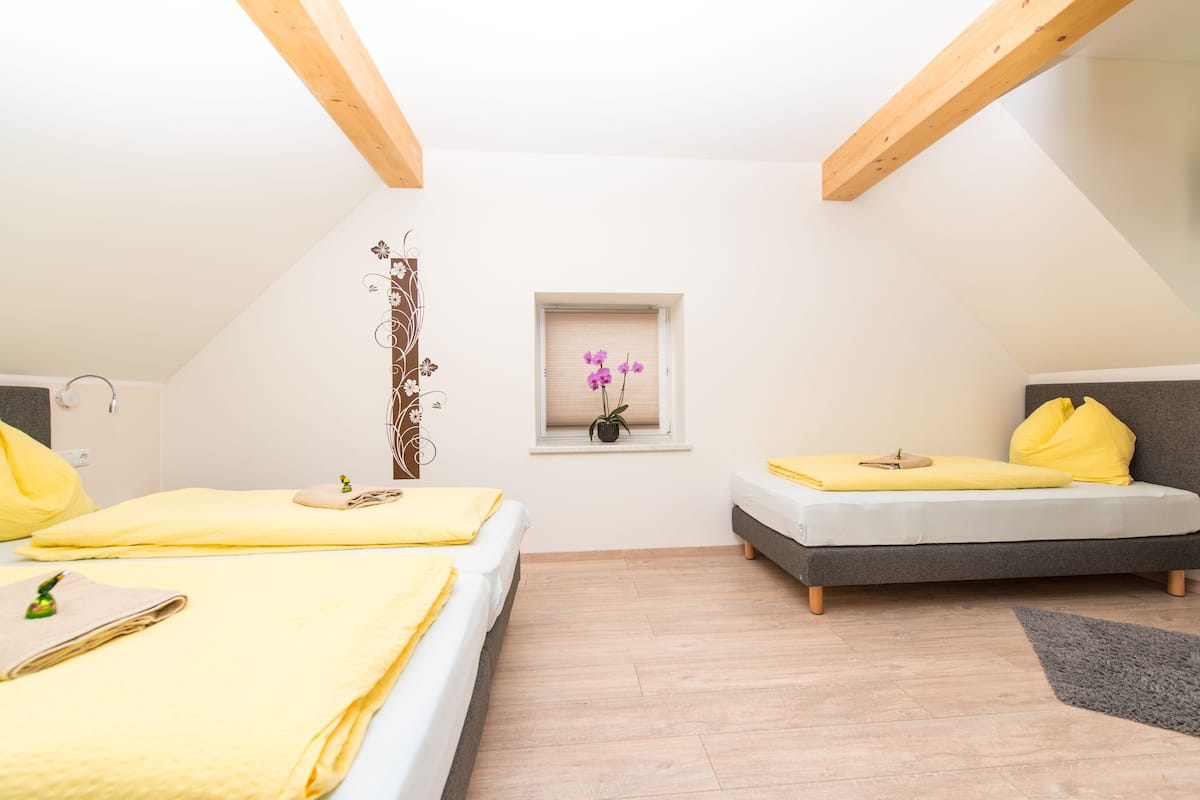 Habitación triple familiar, 3 camas individuales | Ropa de cama de alta calidad, minibar, escritorio
