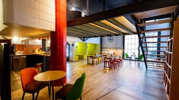 Desayuno a la carta diario (EUR 8 por persona)