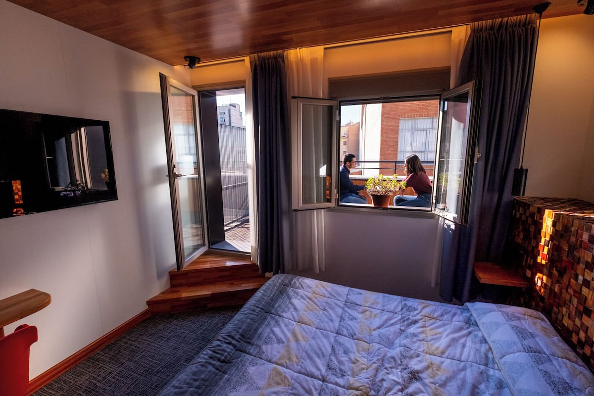 Escritorio y espacio para trabajar con laptop