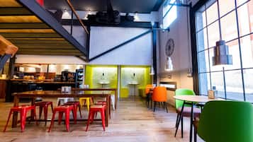 Desayuno a la carta diario (EUR 8 por persona)