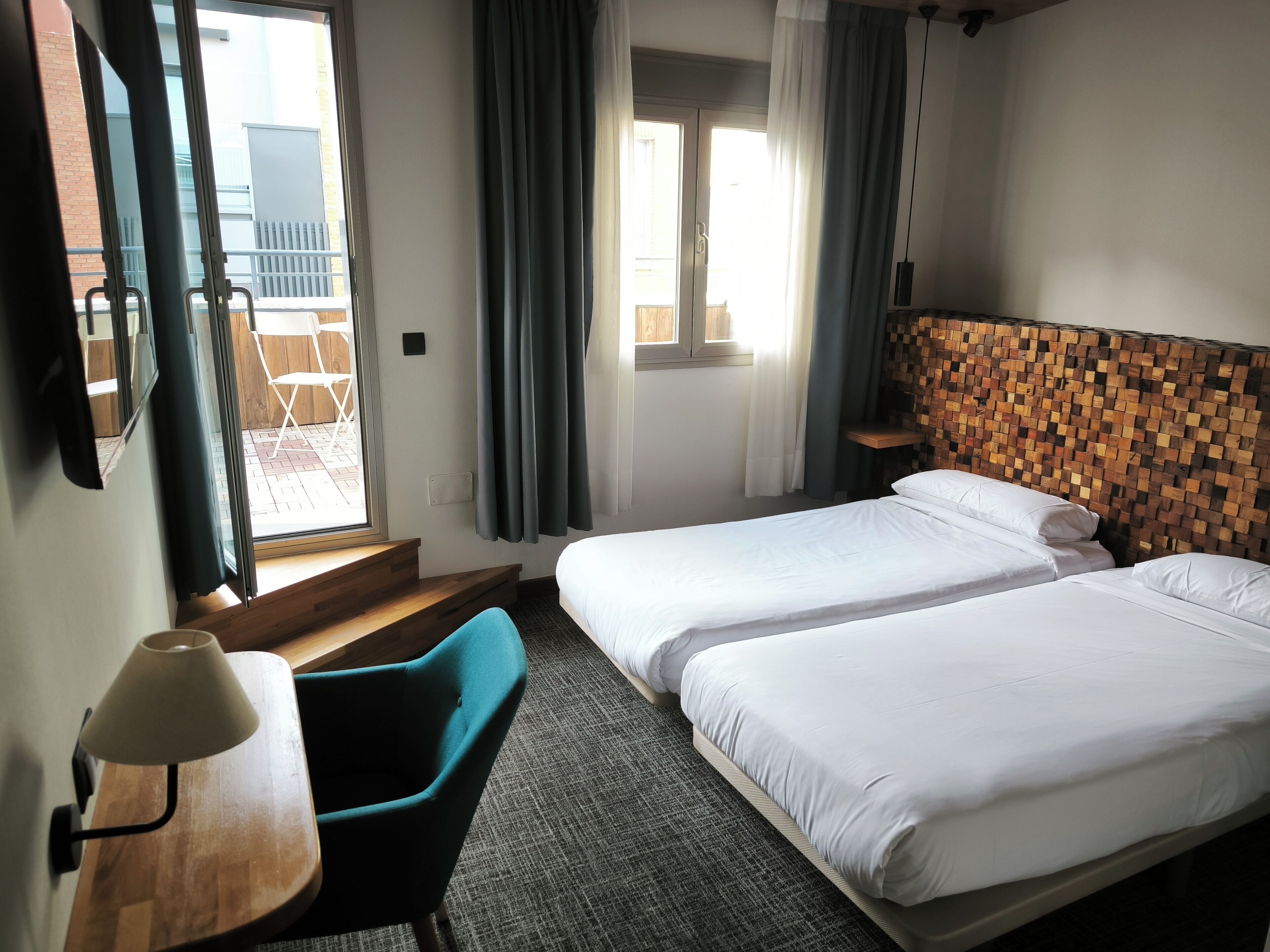 Habitación superior con 2 camas individuales | Escritorio, espacio para trabajar con laptop y insonorización 