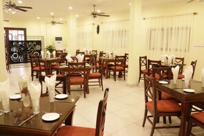 Breakfast, lunch and dinner served - Coconut Grove Sakumono Hotel (Sakumono)