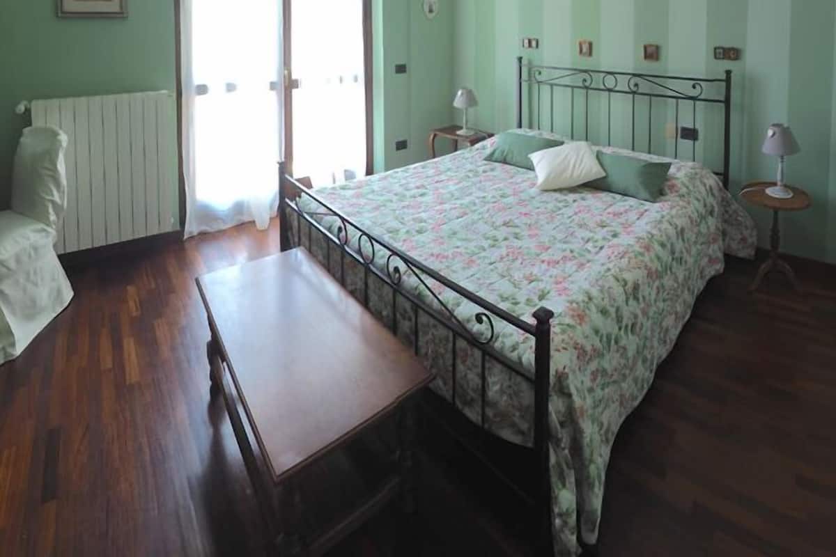 Habitación doble (Virginia) | Muebles diferentes, escritorio y tabla de planchar con plancha