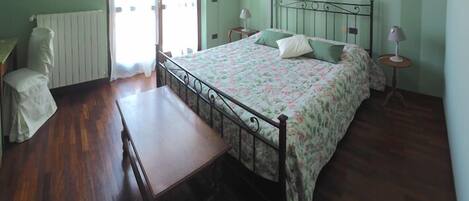 Double Room (Virginia) | Individually furnished, desk, iron/ironing board, free WiFi