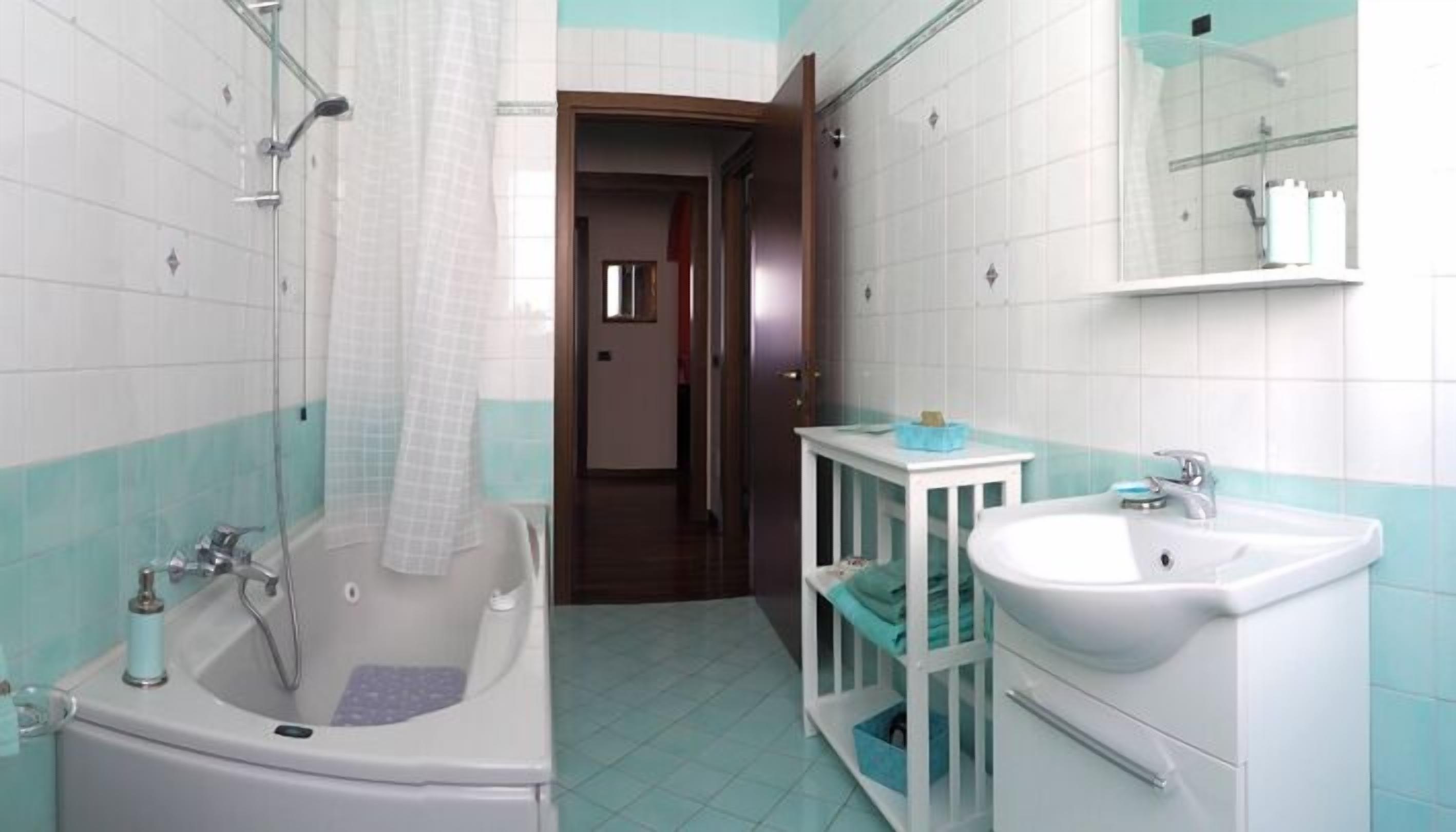 Une salle de bain avec une baignoire, un lavabo et une douche.