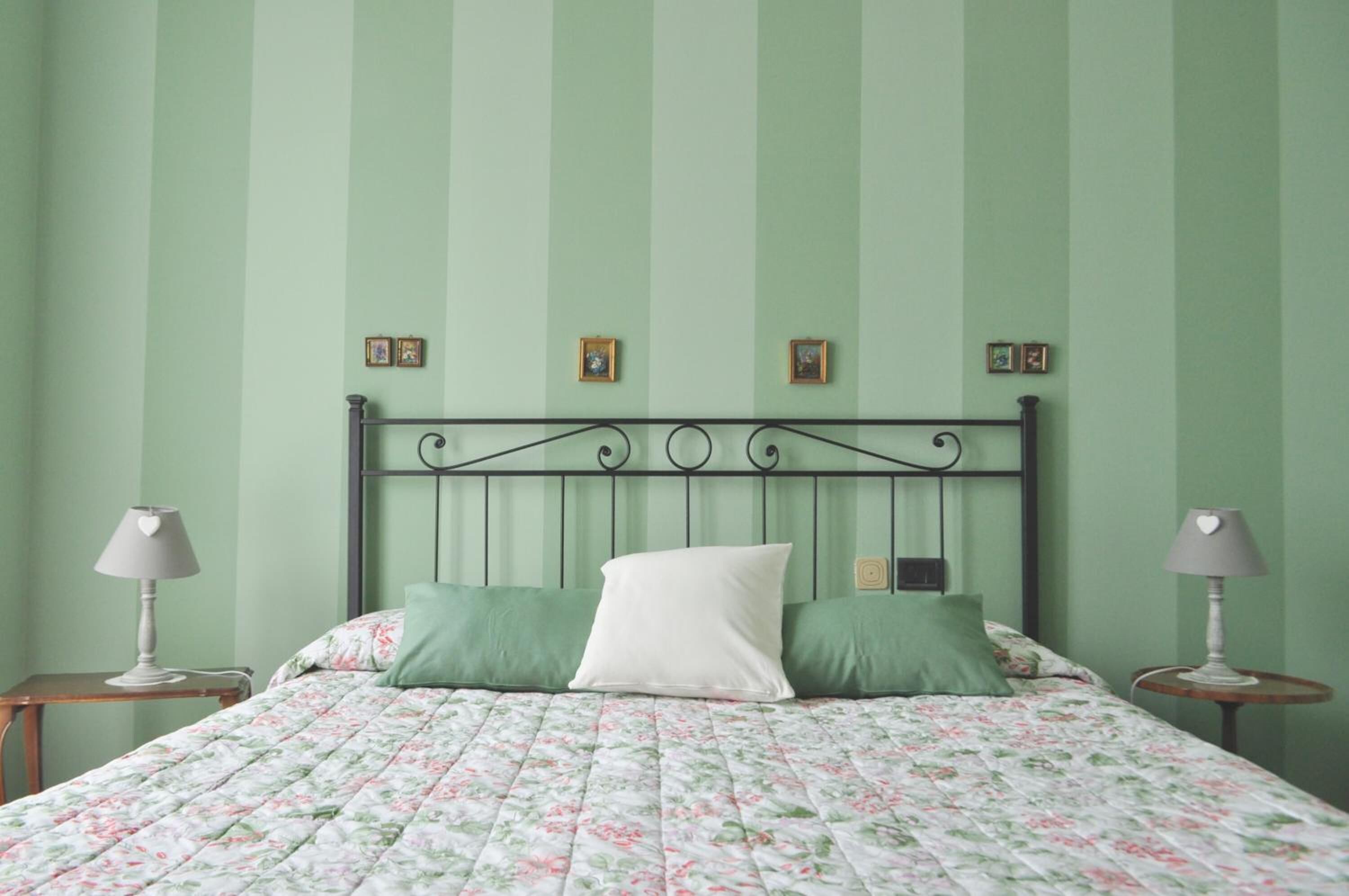 Individualmente mobiliados, escrivaninha, ferros/tábuas de passar roupa