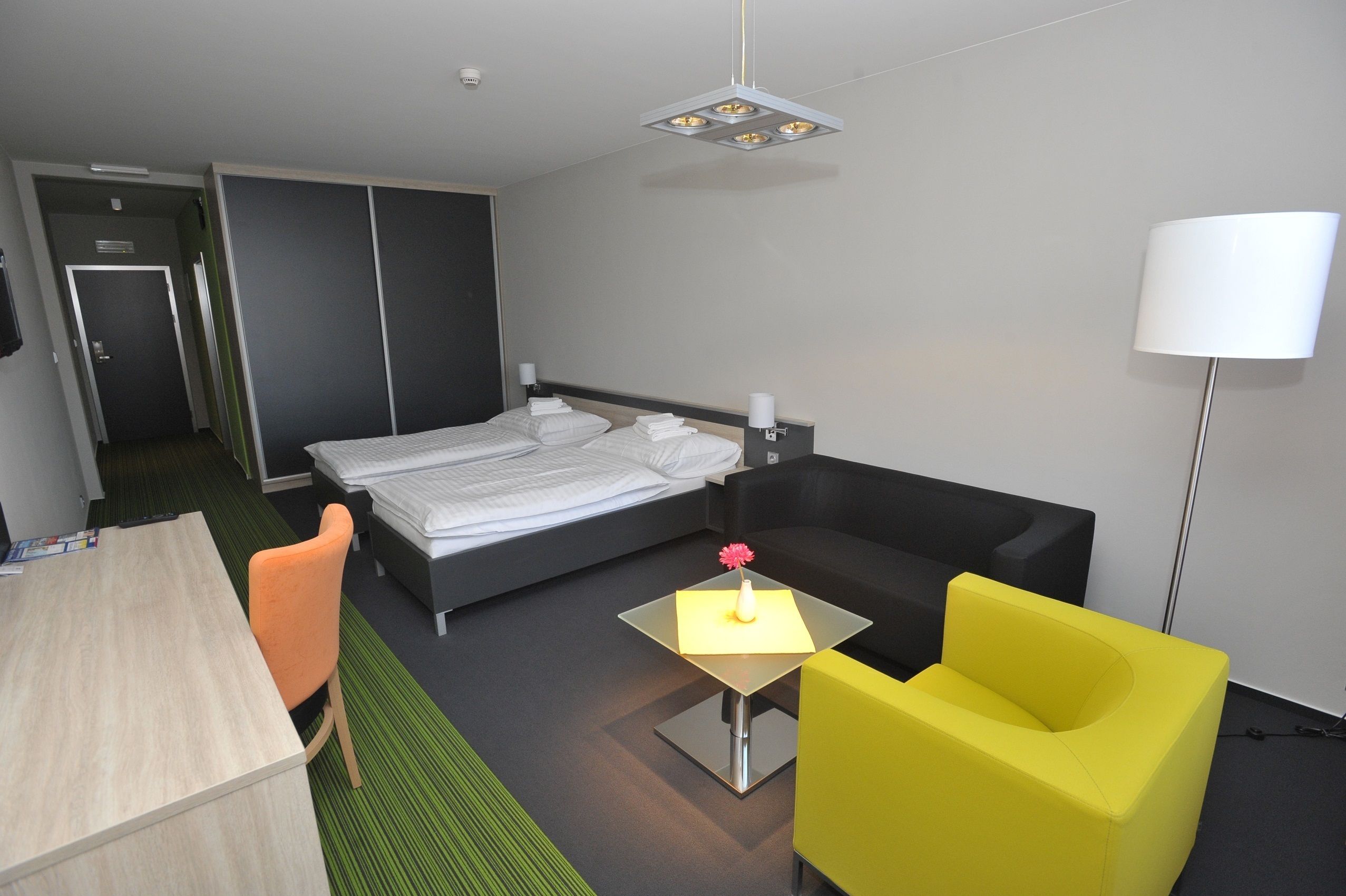 Safe på rommet, skrivebord, blendingsgardiner og wi-fi (inkludert)