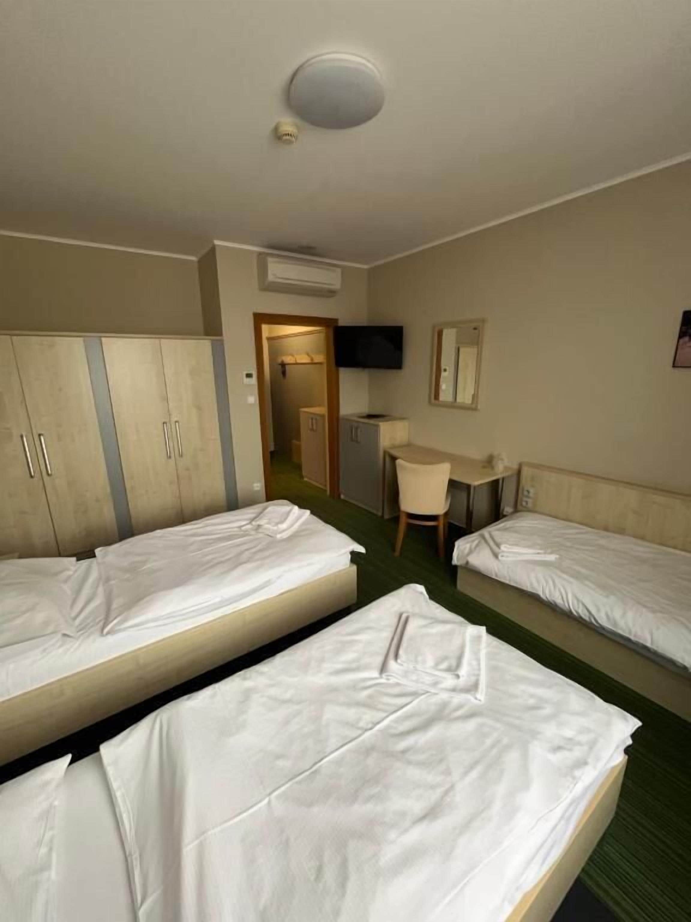 Caja de seguridad en la habitación, escritorio y cortinas blackout 