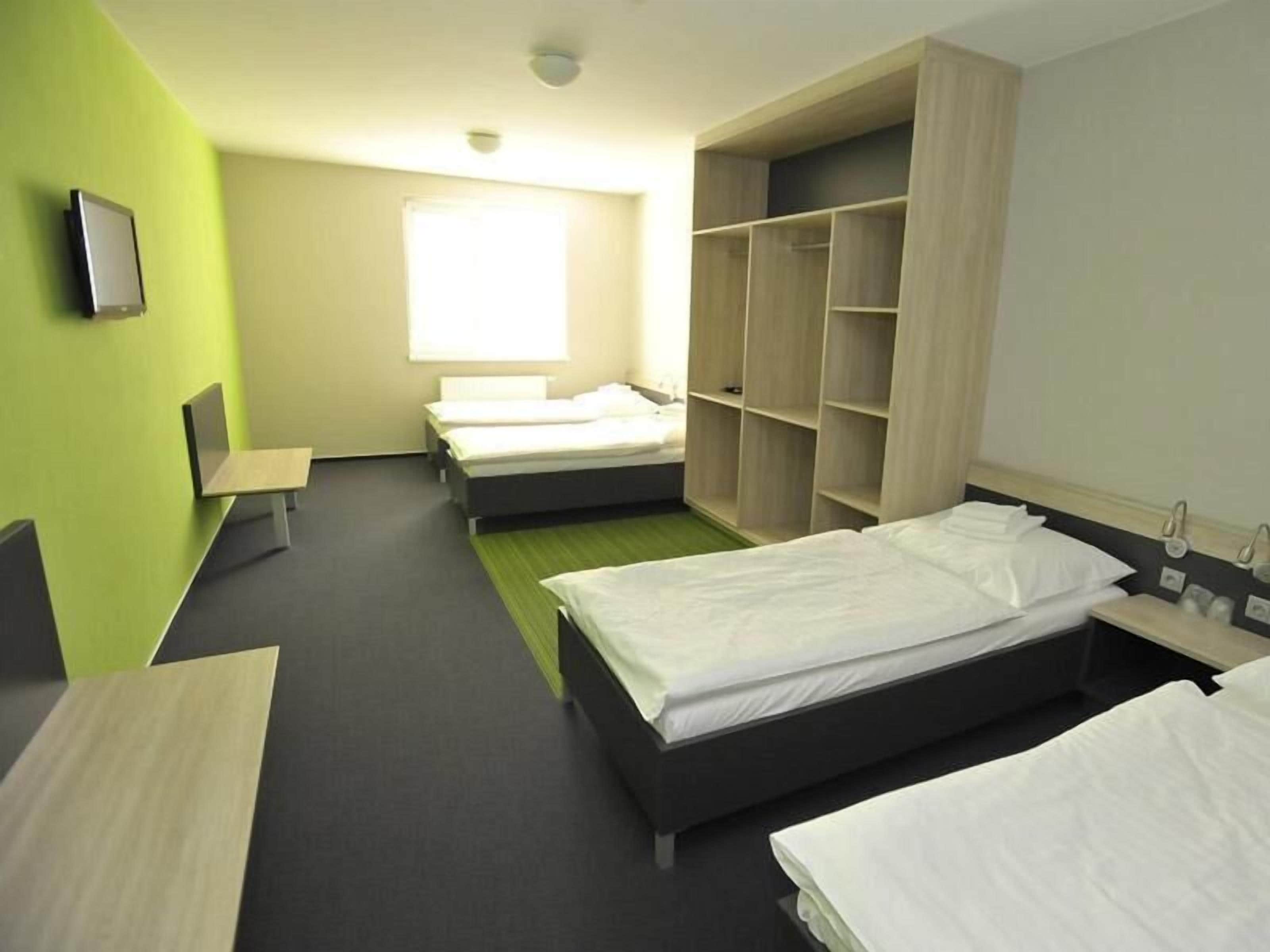 Caja de seguridad en la habitación, escritorio y cortinas blackout 