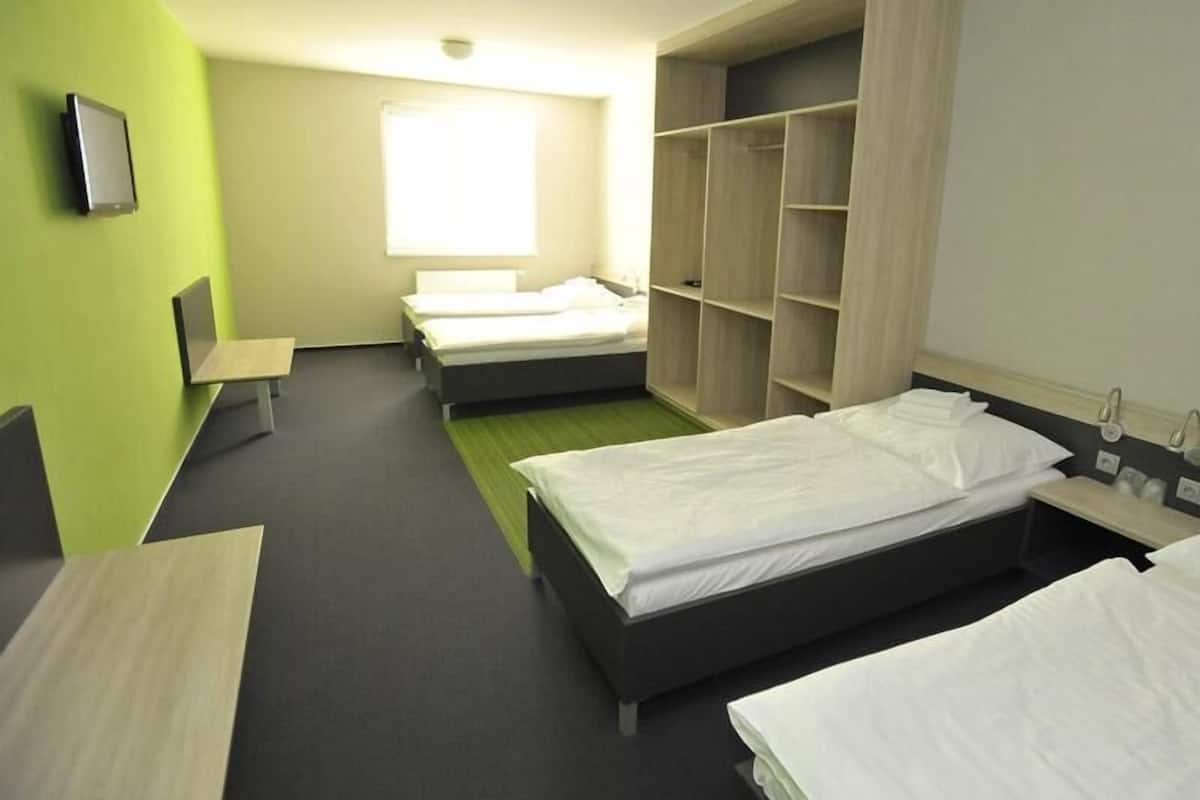 Caja de seguridad en la habitación, escritorio y cortinas blackout