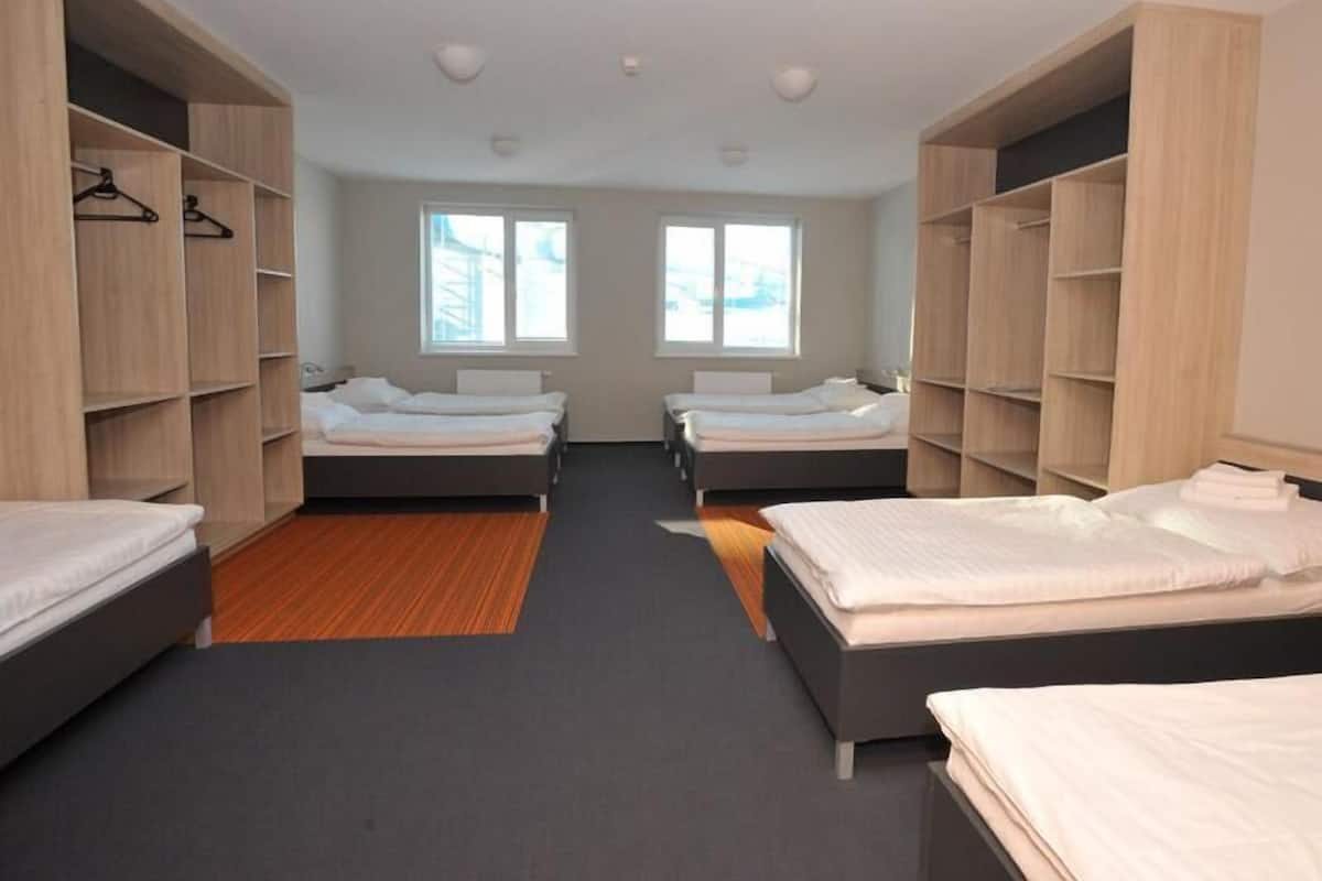 Caja de seguridad en la habitación, escritorio y cortinas blackout