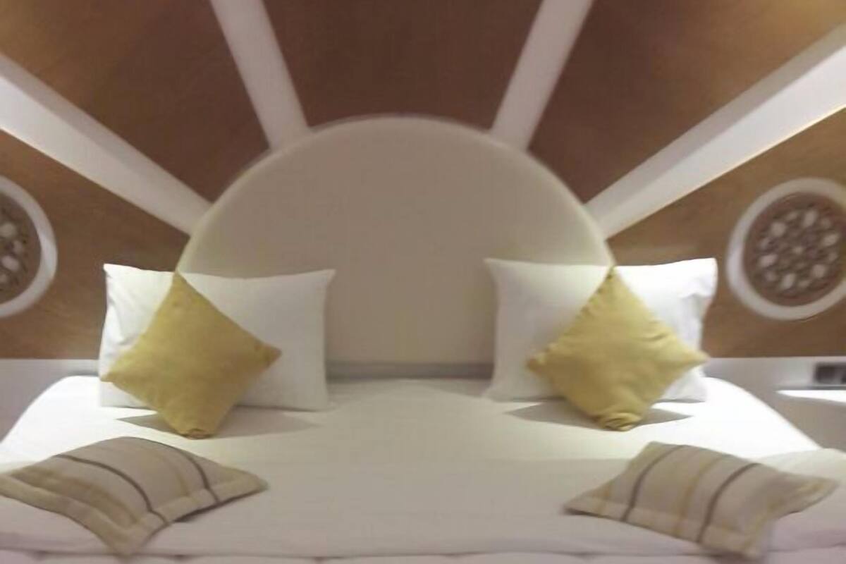 King Suite | Minibar, in-room safe, desk, WiFi (free)