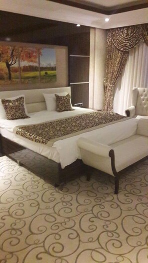 Standard-Doppelzimmer | Minibar, Zimmersafe, Schreibtisch, kostenloses WLAN