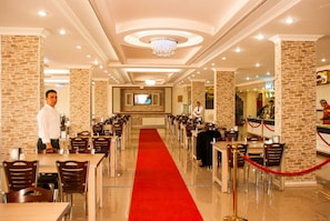 Petit déjeuner et déjeuner servis sur place, spécialités Cuisine turque