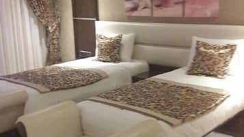 Standaard Twin kamer | Een minibar, een kluis op de kamer, een bureau, gratis wifi