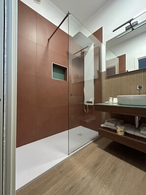 Superior Double Room | Bathroom | Shower, hydromassage showerhead, free toiletries, slippers