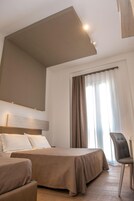 Een minibar, een bureau, gratis wifi