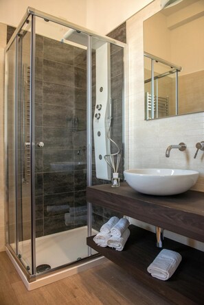 Shower, hydromassage showerhead, free toiletries, slippers - I Cordari B&B (Vieste)