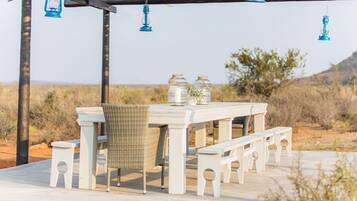 Frokost, lunsj og middag serveres, lokale retter