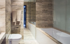 豪華公寓, 2 間臥室 | 浴室 | 獨立浴缸和淋浴設備、吹風機、毛巾、衛生紙