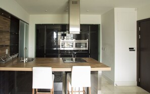 Departamento Deluxe, 2 habitaciones | Cocina privada | Refrigerador con congelador, microondas, horno y parrilla de estufa 
