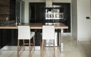 Appartement Deluxe, 2 chambres | Cuisine privée | Réfrigérateur grande capacité avec congélateur, four à micro-ondes