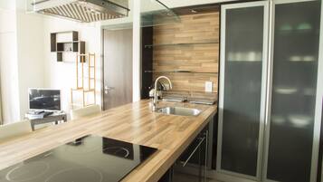 Deluxe Apartment, 2 Bedrooms | Private kitchen