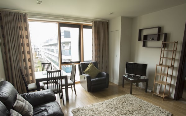 豪華公寓, 2 間臥室 | 起居區 | 平面電視