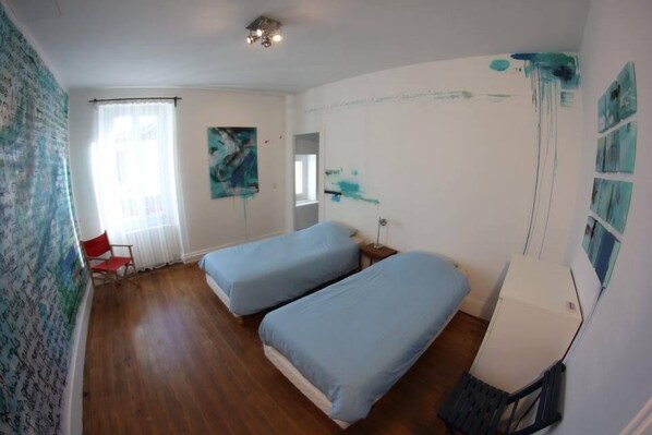 Kamar Double | Seprai premium, kedap suara, dan setrika/meja setrika