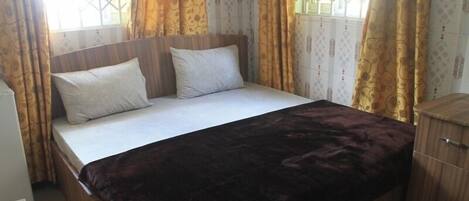 Zimmersafe, Schreibtisch, Bügeleisen/Bügelbrett, kostenloses WLAN