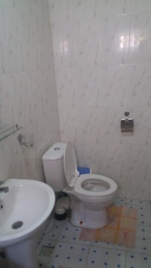 Shower, free toiletries, towels - Adinkra City Hotel (Kasoa)