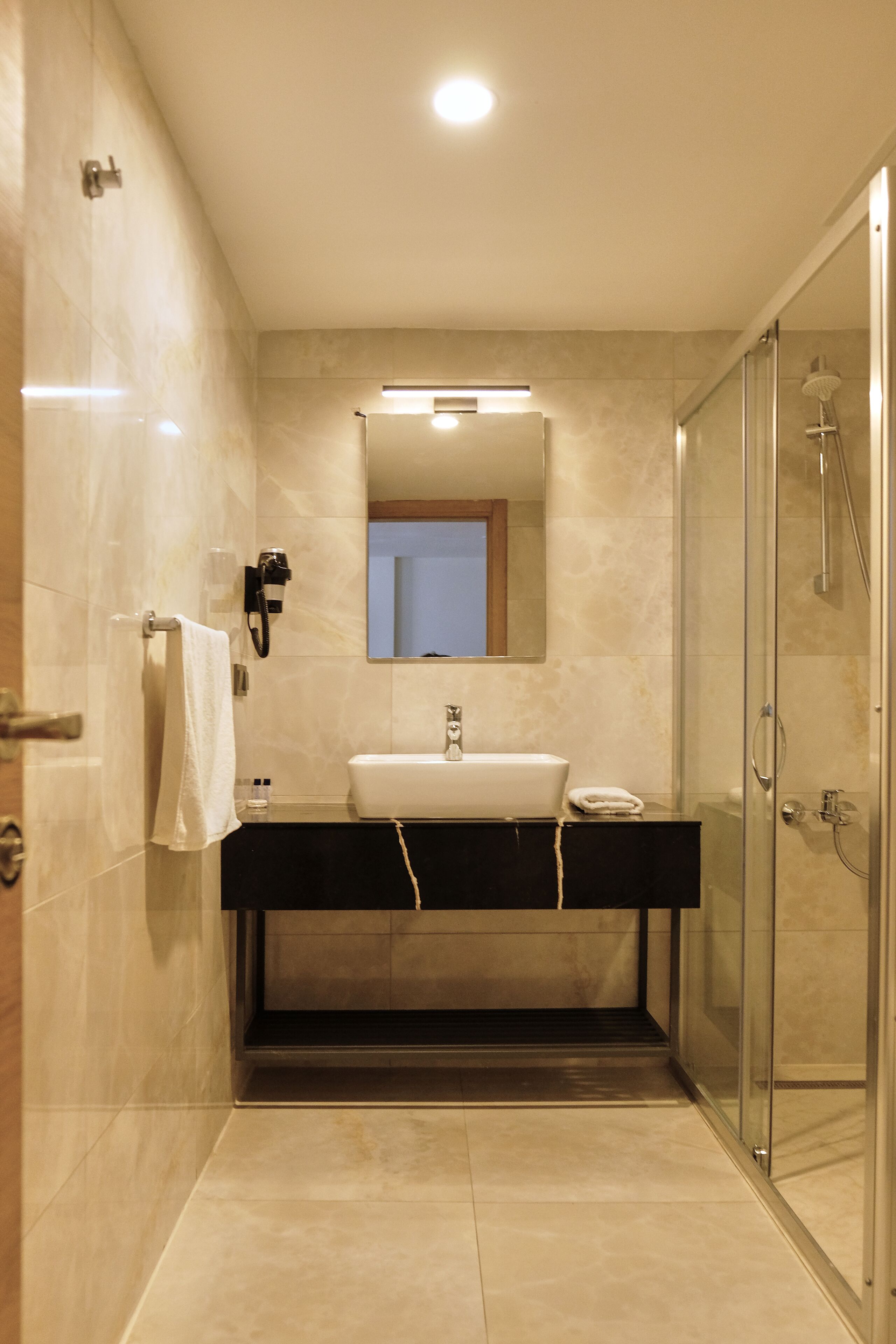 Familien-Suite | Badezimmer | Komfortbadewanne, kostenlose Toilettenartikel, Haartrockner, Hausschuhe