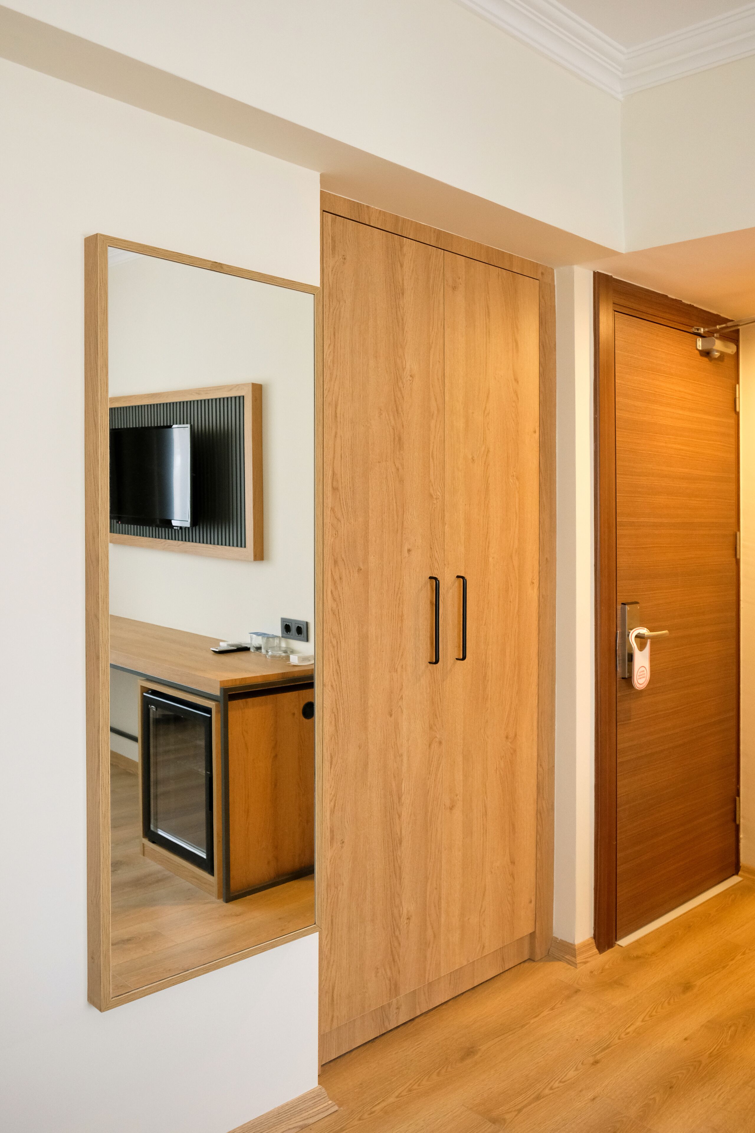 Une cuisine moderne avec des meubles en bois, un four à micro-ondes encastré et un plan de travail.