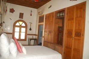 Junior Suite (Musique Spirituelle) | Desk, free WiFi, bed sheets - Museum House - Dar Melyani (Fes)