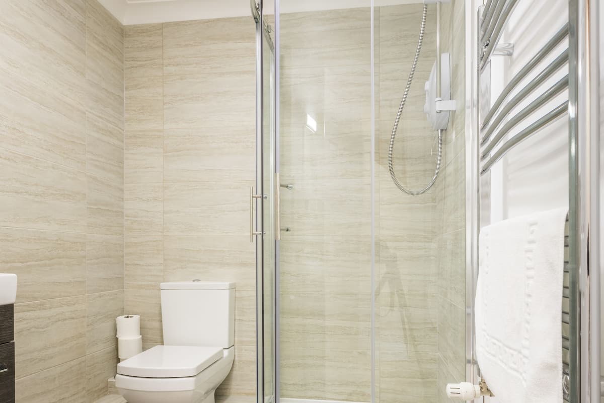 Classic-Ferienhaus, 2 Schlafzimmer | Badezimmer | Duschwanne, kostenlose Toilettenartikel, Haartrockner, Handtücher