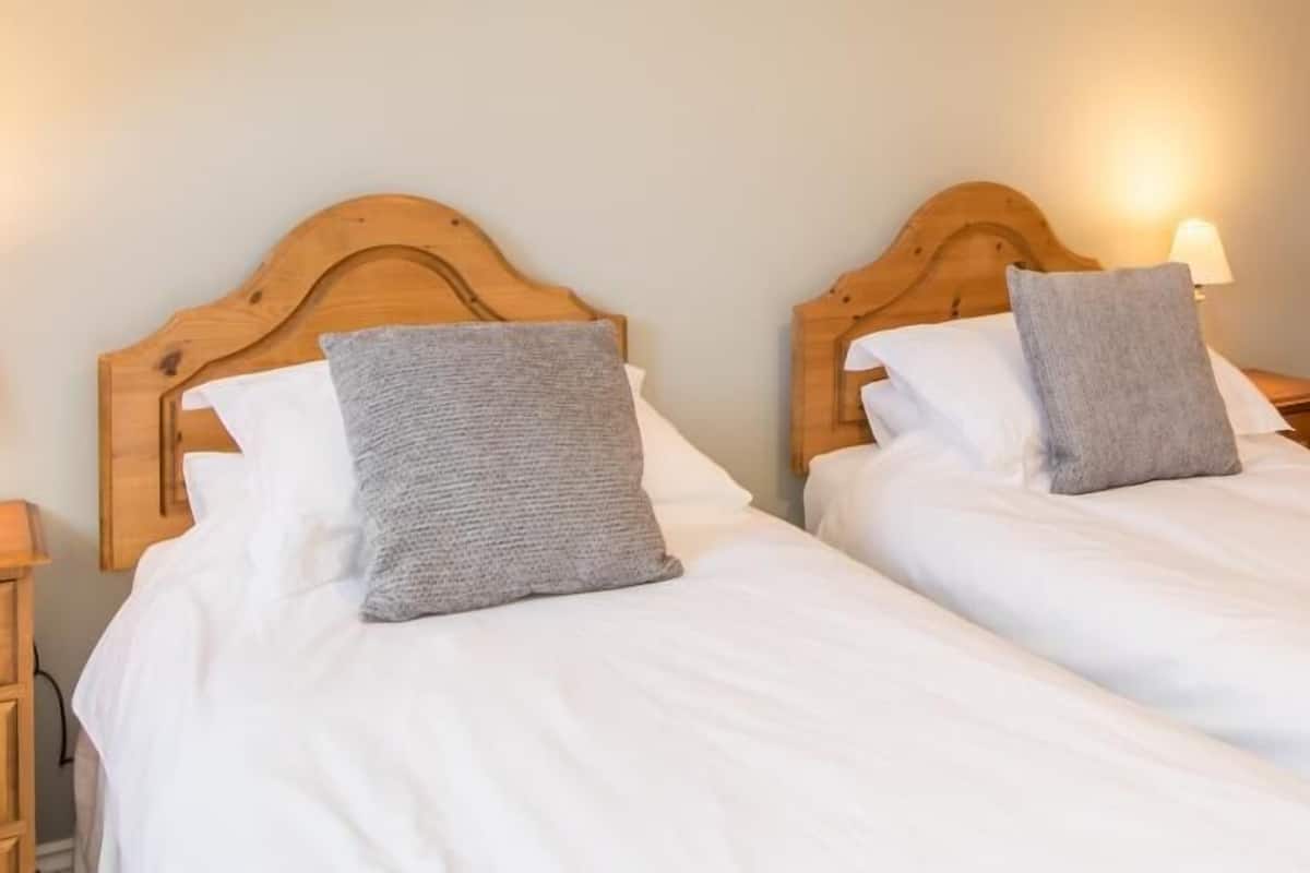 2 Schlafzimmer, hochwertige Bettwaren, Schreibtisch