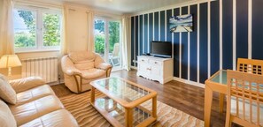 Deluxe Apartment, 3 Bedrooms | Living room