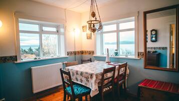 家庭独立别墅, 3 间卧室, 部分海洋景观, 临海 | 客房内用餐