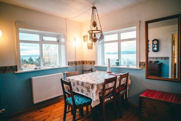 Family House, 3 Bedrooms, Partial Ocean View, Sea Facing | In-room dining