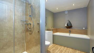 Deluxe Double or Twin Room, 1 Bedroom | Bathroom | Free toiletries, hair dryer, towels