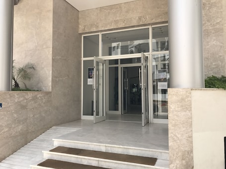 Entrada al alojamiento. Hotel Al Karmel