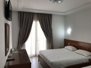 Desk, free WiFi, bed sheets - Hotel Al Karmel (Tunis)