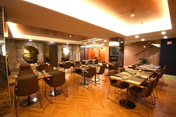 Dinner served, Spanish cuisine